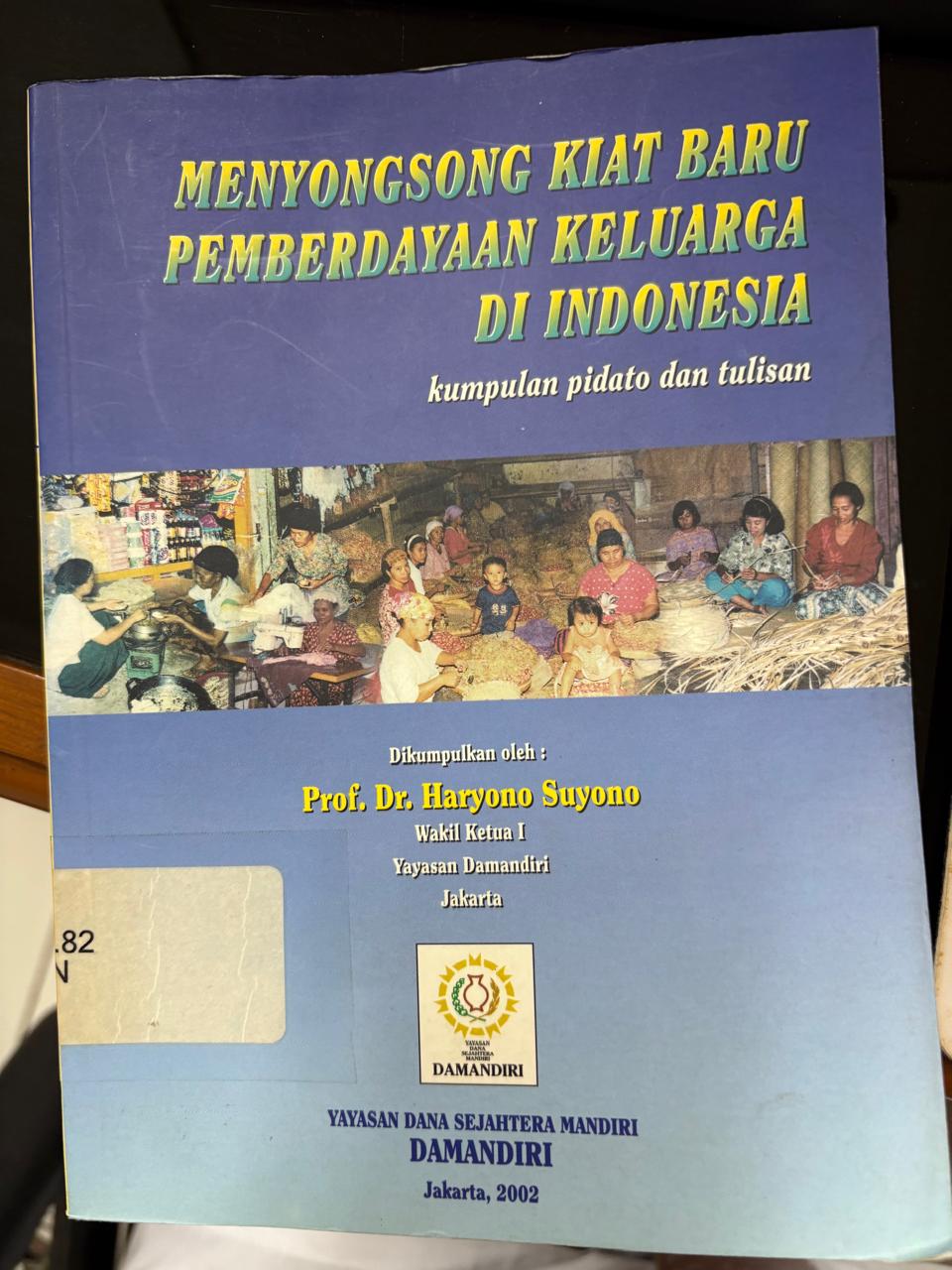 Cover Menyongsong Kiat Baru Pemberdayaan Keluarga di Indonesia Kumpulan pidato dan tulisan Haryono Suyono