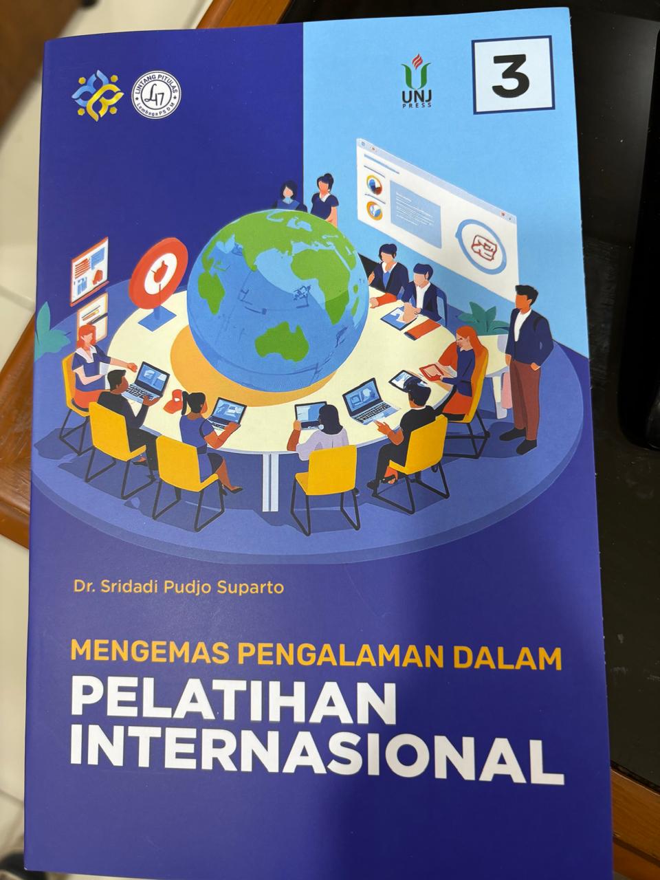 Cover Mengemas Pengalaman Dalam Pelatihan Internasional - Sridadi Pudjo Suparto
