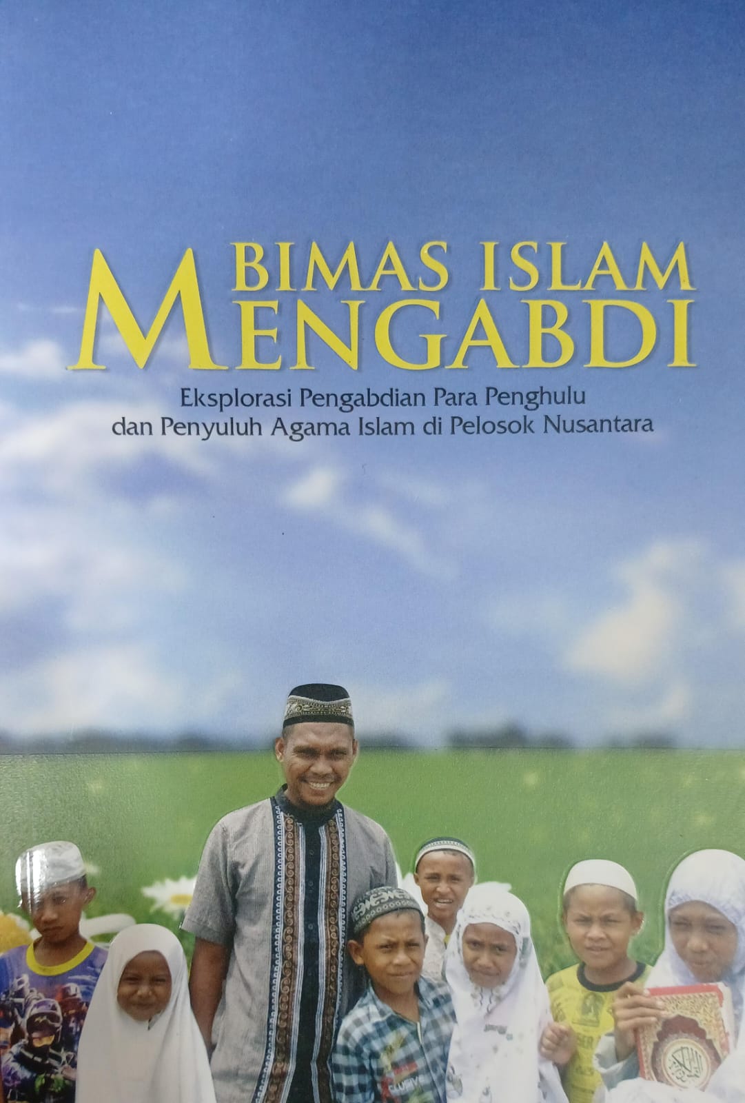 Cover BImas islam Mengabdi Eksplorasi pengabdian para penghulu dan penyuluh agama Islam di plosok nusantara Bimas Islam