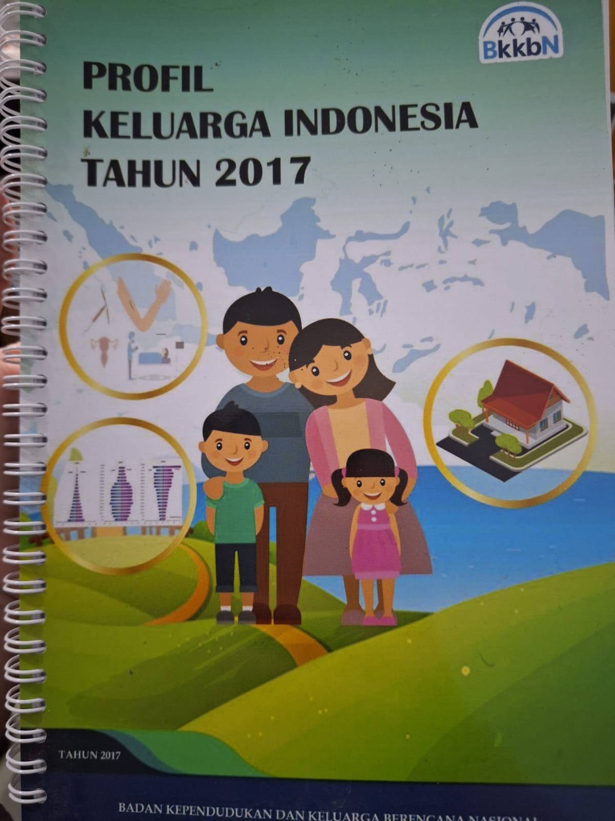 Cover Profil Keluarga Indonesia Tahun 2017 - Istiqomatul F. Yuliati, Nindi Widyakirono, Ira Fitriyani Rahmat, Riza Puspitasari (Penulis dan Pengolah Data); Agus Sukiswo (Pengarah); Rudy Budiman (Penanggung Jawab); Lina Widyastuti (Editor)