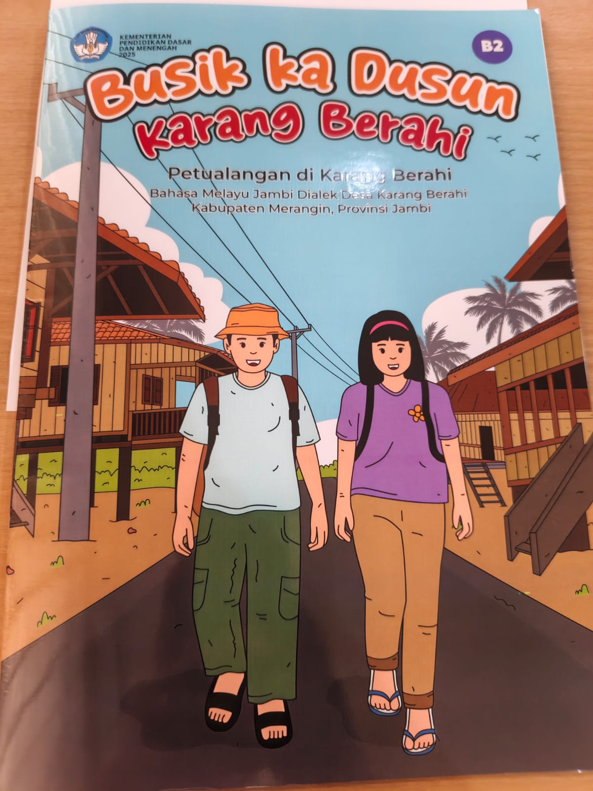 Cover BUSIK KA DUSUN KARANG BERAHI Petualang di karang berahi bahasa melayu jambi dialek desa karang berahi Kabupaten Merangin provinsi jambi Miko Rahdani (Penulis); Kholifaturahmad (Ilustrator)