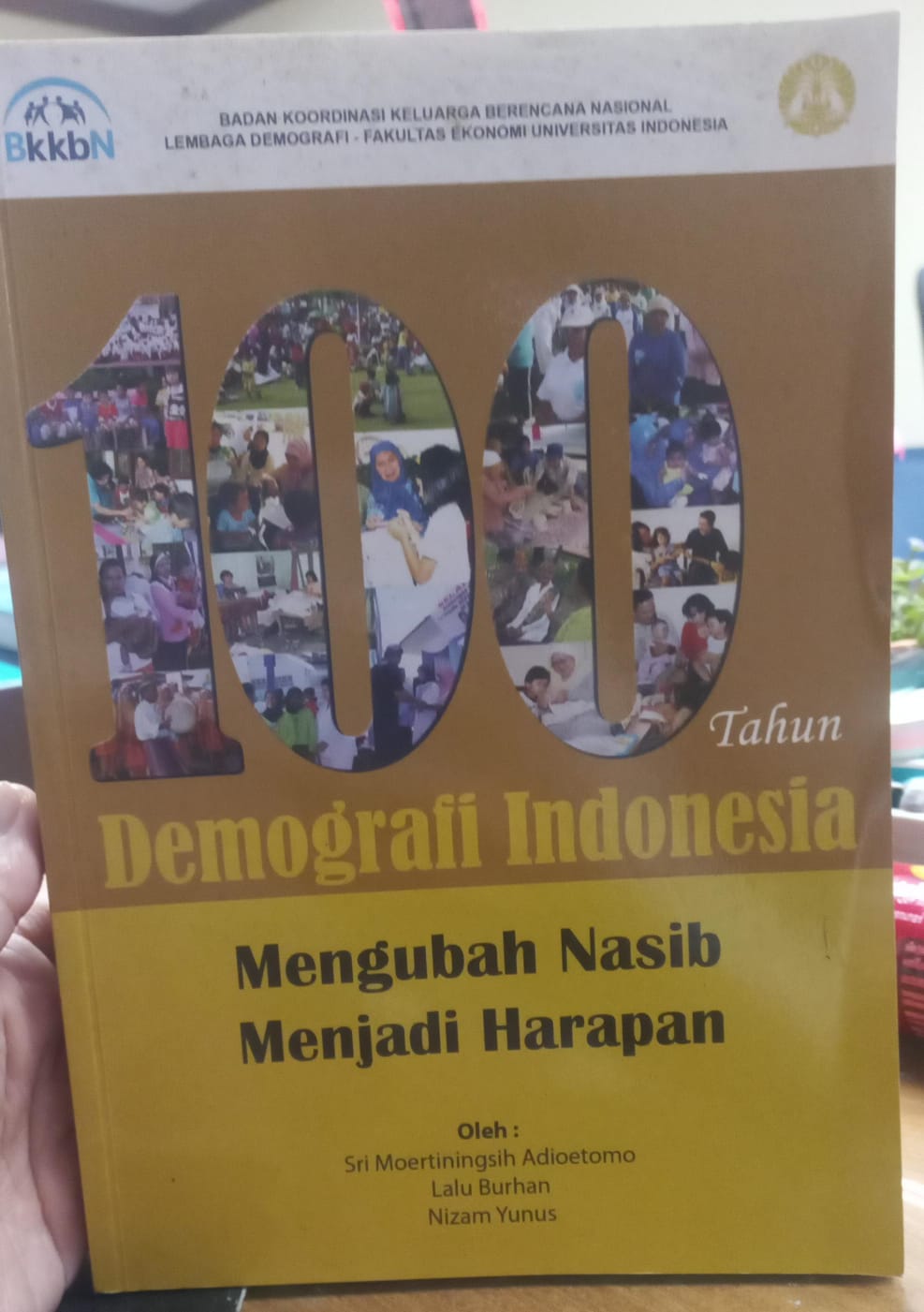 Cover 100 Tahun demografi Indonesia mengubah nasib menjadi harapan 2009 - Sri Moertiningsih Adioetomo, Lalu Burhan, Nizam Yunus ( Penulis) ; Purwanto Suratman dan Sholihin Abdussalam ( Design Sampul)