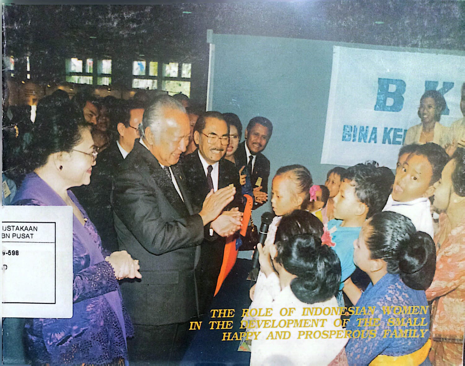 Cover THE ROLE OF INDONESIAN WOMEN IN THE DEVELOPMENT OF THE SMALL HAPPY AND PROSPEROUS FAMILY - Badan Kependudukan dan Keluarga Berencana Nasional